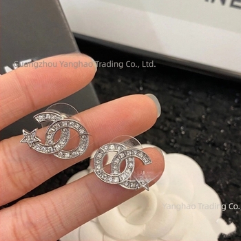 Ženske naušnice s dvostrukim slovom C, kvadratni dijamantni motiv zvjezdice, bakarno legura s pozlatom, oblik: slova/brojevi/tekst, zima 2025