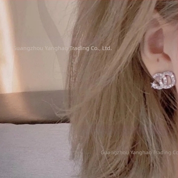 Ženske naušnice s dvostrukim slovom C, kvadratni dijamantni motiv zvjezdice, bakarno legura s pozlatom, oblik: slova/brojevi/tekst, zima 2025