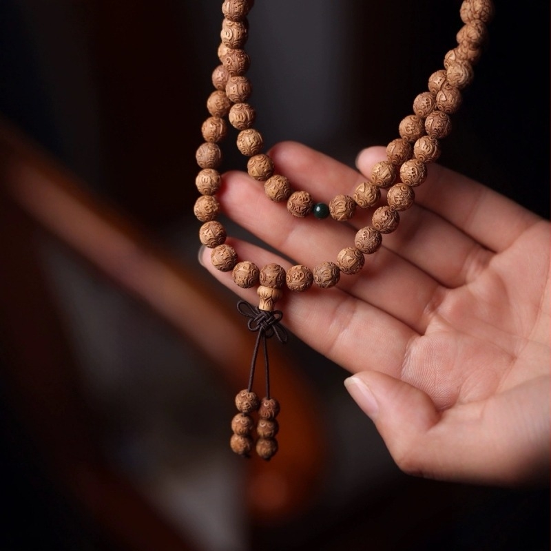 Narukvica od Laoshan sandalovine, 108 perli, Buddha mantra od šest riječi, višekružni dizajn, prirodni polirani završetak