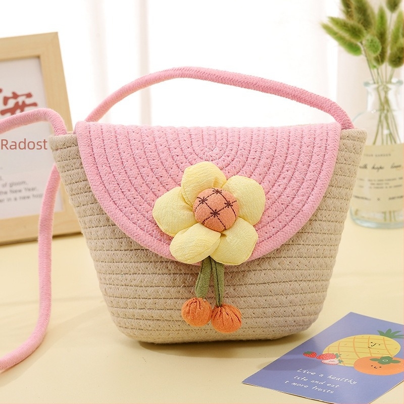Pamukova pletena crossbody torbica s poklopcem, horizontalni kvadratni oblik, pamukom obložena podstava