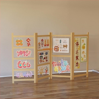 Drveni stalak za izložbu dječjih radova, s tri razine, umjetnički stil, proljeće 2025