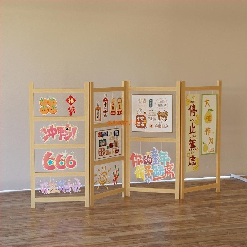 Drveni stalak za izložbu dječjih radova, s tri razine, umjetnički stil, proljeće 2025