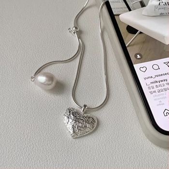 Ogrlica od srebra S925 s teksturiranim srcolnim privjeskom i slatkovodnim biserima, zmijskim lancem, za žene