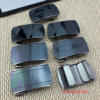 Automatski kaiš s kopčom – cinkova legura, pravokutna kopča, slova uzorak, proljeće 2025