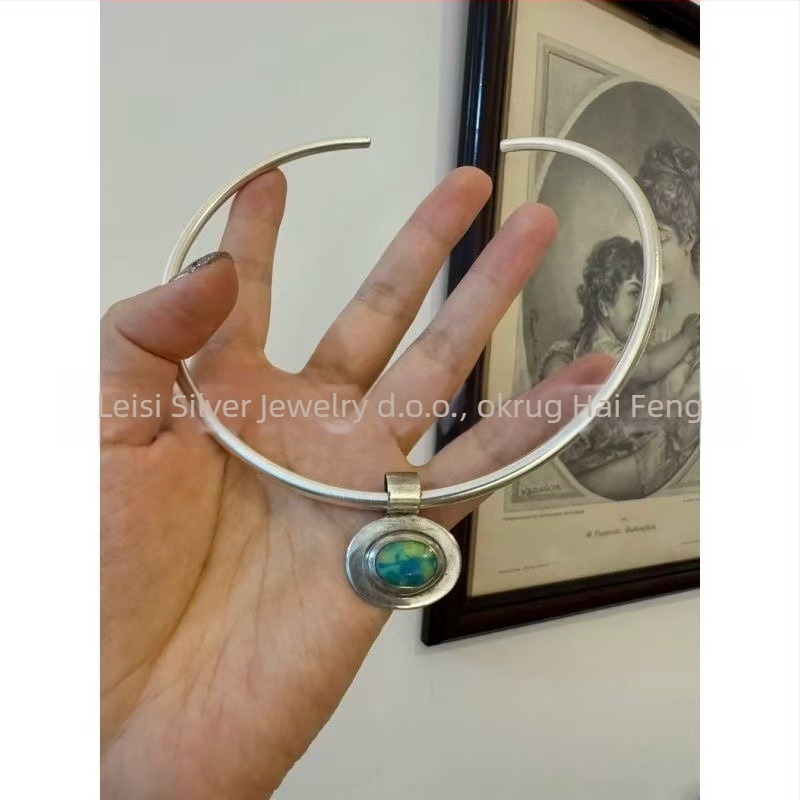 Geometrijski metalni privjesak na ogrlici, vintage retro stil, težina 6 g
