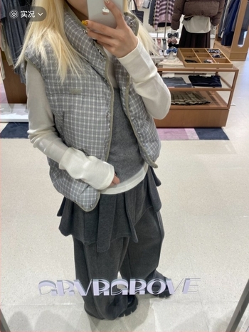 QD GROVE Ženska down vest s kariranim uzorkom, punjenje bijeli pačji down 86–90%, vanjska tkanina poliester, duljina standardna (50–65 cm), zima 2025, stil korejsko/japansko casual