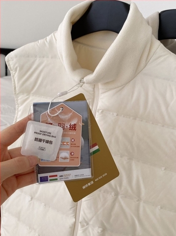 Ženski prsluk s perjem i fleece podstavnim okovom, zatvarač, poliester, debeli kroj, casual sportski stil, duljina 50–65 cm, jesen 2025
