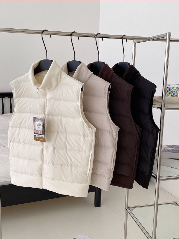 Ženski prsluk s perjem i fleece podstavnim okovom, zatvarač, poliester, debeli kroj, casual sportski stil, duljina 50–65 cm, jesen 2025