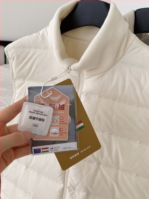 Ženski prsluk s perjem i fleece podstavnim okovom, zatvarač, poliester, debeli kroj, casual sportski stil, duljina 50–65 cm, jesen 2025