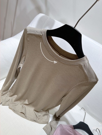 Slim-fit majica dugih rukava s okruglim izrezom, pamuk-mješavina 30–50%, normalna duljina