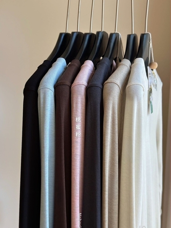 Slim-fit majica dugih rukava s okruglim izrezom, pamuk-mješavina 30–50%, normalna duljina