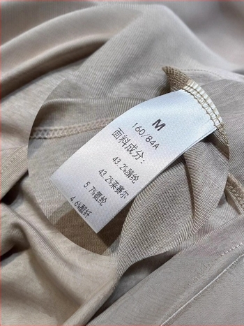 Slim-fit majica dugih rukava s okruglim izrezom, pamuk-mješavina 30–50%, normalna duljina