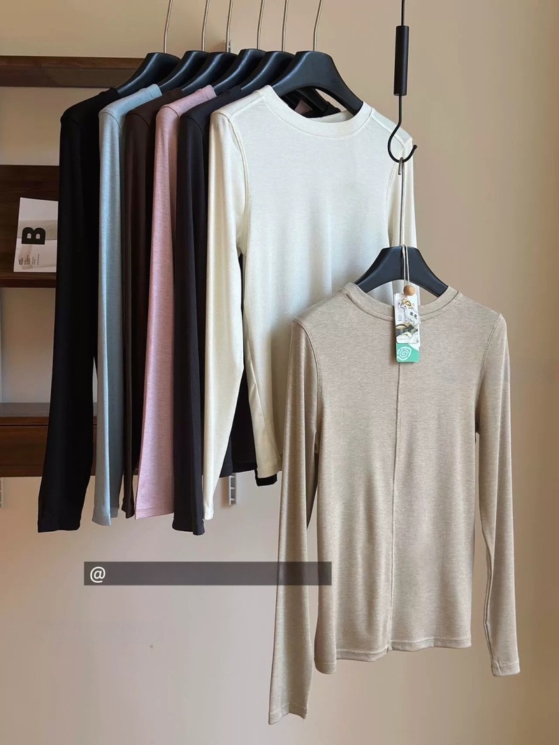 Slim-fit majica dugih rukava s okruglim izrezom, pamuk-mješavina 30–50%, normalna duljina