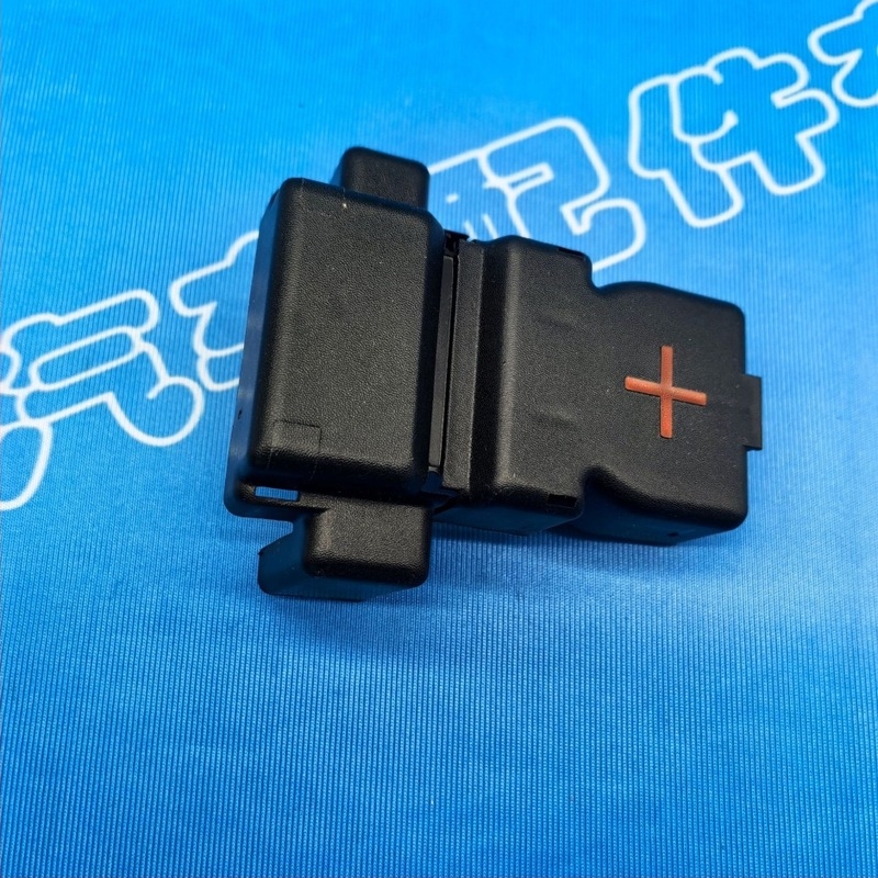 Kapa za zaštitu pozitivnog priključka baterije i poklopac za kabel za Nissan Y62, QX56, QX80, Loulan Z52 – Plastika, marka Furundelai, model 24345-89915