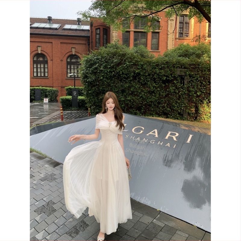 Haljina od mrežaste tkanine, duga A-linijska silueta, bez ovratnika, bez rukava, visokim strukom