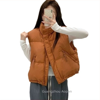 Ženski puffer prsluk, opuštenog kroja, zatvarač, punilo od bijelog patka, vanjski materijal pamuk-poliester, duljina 50–65 cm, izrez ramena
