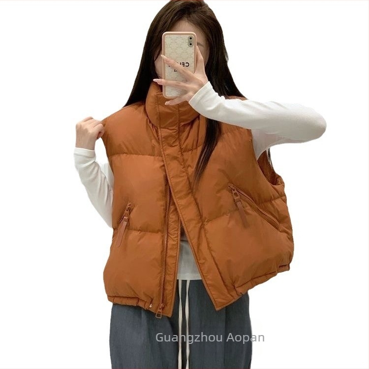 Ženski puffer prsluk, opuštenog kroja, zatvarač, punilo od bijelog patka, vanjski materijal pamuk-poliester, duljina 50–65 cm, izrez ramena