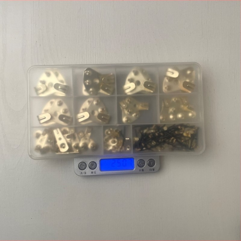 Kot za okvire, metalni, zlatno ugraviran natpis, pakiran u kutiji, minimalistički moderni dizajn, nosivost preko 30 kg