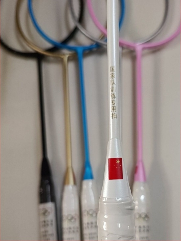 Raketa za badminton s karbonskim okvirom, težina 80–84 g, pravokutni šaft, najlonske žice, debljina držača G5