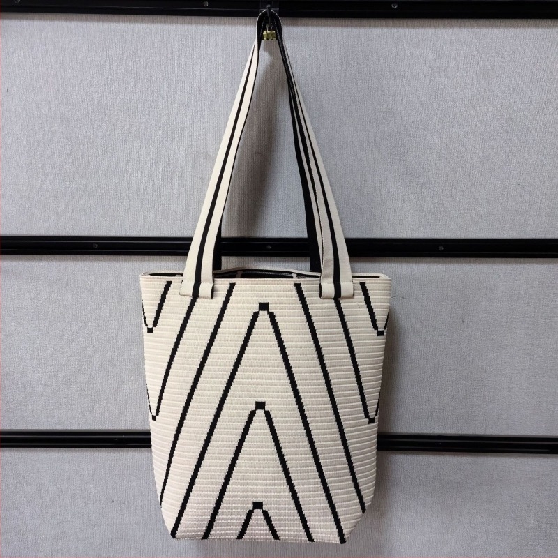 Torba za rame u urbanom stilu, vertikalni četverokutni oblik, poliester, otvoren gornji dio, unutarnje pretince za telefon, ID, džep za prijenosno računalo i kameru, dvostruke naramenice