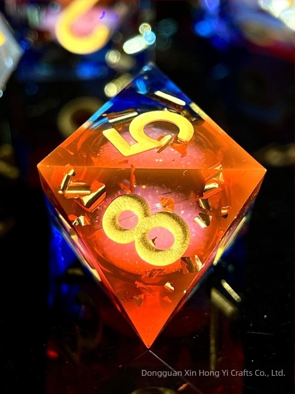 Kocke od smole s dvobojnom folijom crveno-plave boje i tekućim jezgrom, za D&D/TRPG, set s više lica