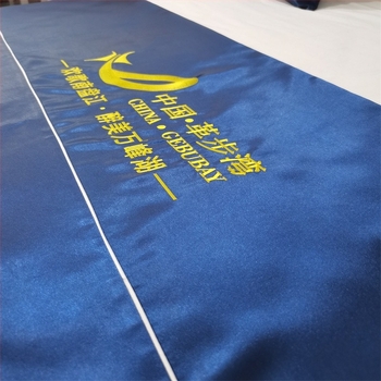 Hotelska završna krpa za krevet s izvezenim logom – poliester satin sjajna površina, moderni minimalistički stil, moguć tisak logotipa, proizvod 715, prilagođena obrada