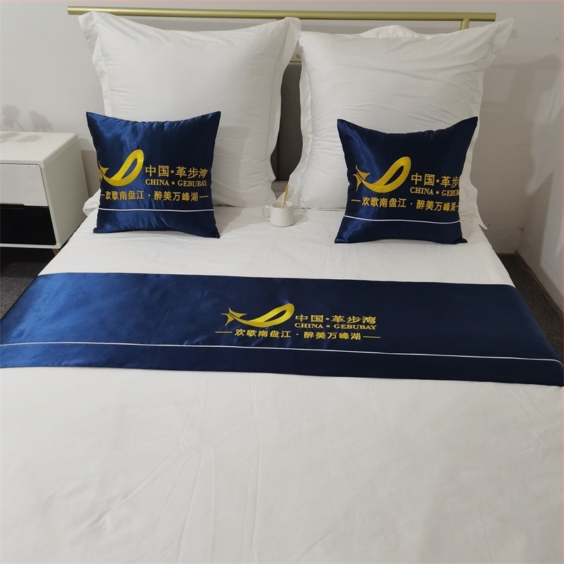 Hotelska završna krpa za krevet s izvezenim logom – poliester satin sjajna površina, moderni minimalistički stil, moguć tisak logotipa, proizvod 715, prilagođena obrada