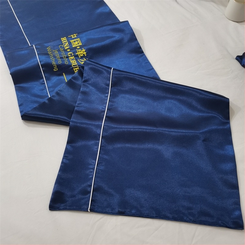 Hotelska završna krpa za krevet s izvezenim logom – poliester satin sjajna površina, moderni minimalistički stil, moguć tisak logotipa, proizvod 715, prilagođena obrada
