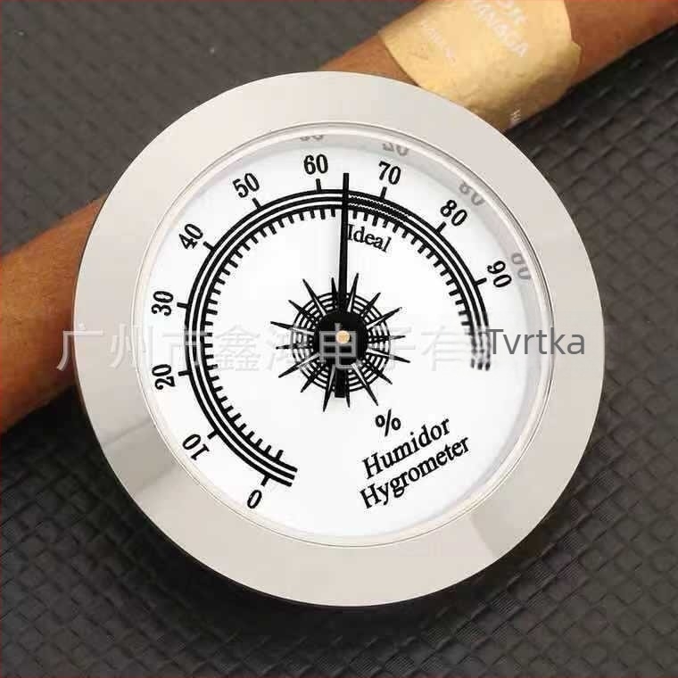 Pokazivački mjerač temperature i vlage za humidor i kutije za instrumente; raspon vlage 0–100% RH; raspon temperature -30 do 60°C; točnost vlage ±5%; točnost temperatura ±1°C.