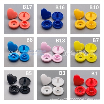 Srcolični gumbi 4-u-1 od smole za dječju odjeću — marka Hualian Kam; konstrukcija: kopča s zatvaračem; pogodno za T‑majice, kape, jakne, školske uniforme i dječju odjeću