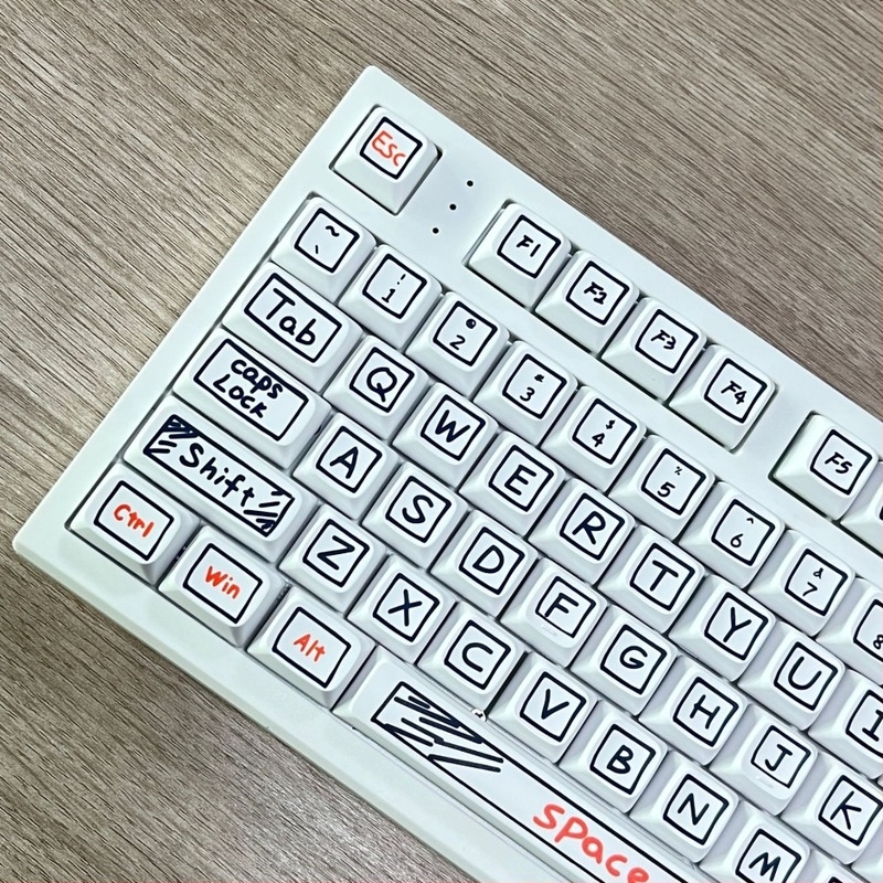 Prilagodljive četverokutne keycapice s graffiti temom — ručno oslikane comics teme, sublimacijski postup boje, komplet od 124 tipki, kompatibilno s 95% mehaničkih tipkovnica, otporne na habanje i masnoću.