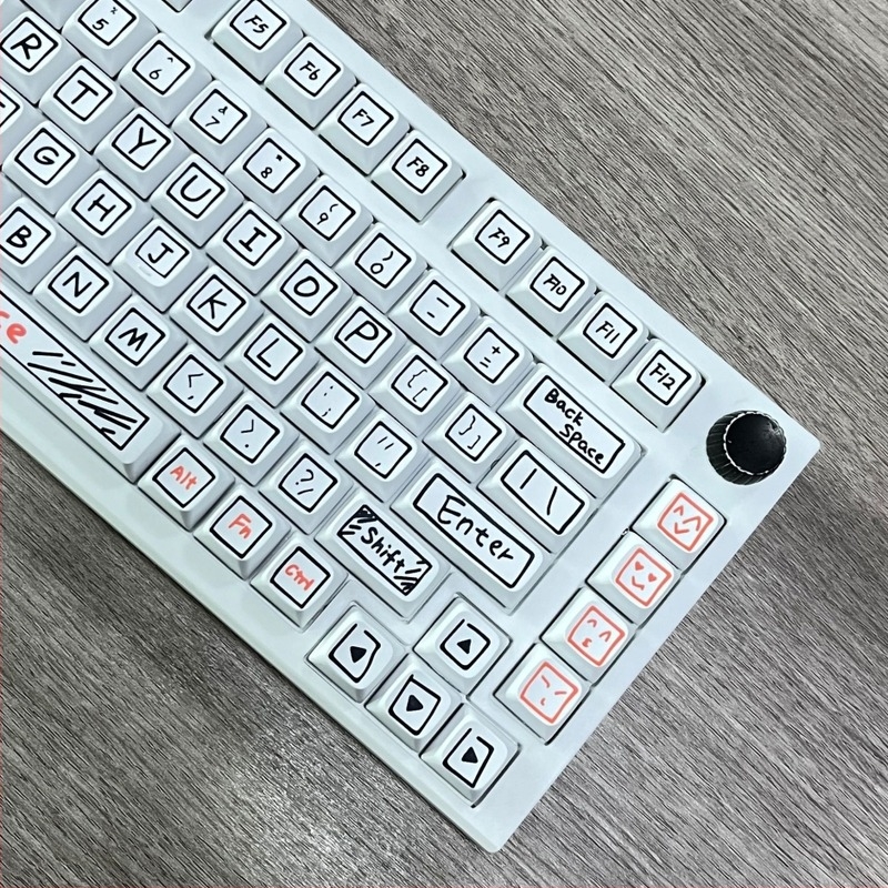 Prilagodljive četverokutne keycapice s graffiti temom — ručno oslikane comics teme, sublimacijski postup boje, komplet od 124 tipki, kompatibilno s 95% mehaničkih tipkovnica, otporne na habanje i masnoću.