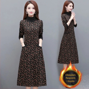 Srednje duga haljina s cvjetnim uzorkom u A-silueti, s visokim ovratnikom i kapuljačom