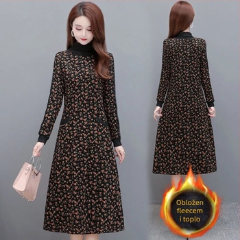 Srednje duga haljina s cvjetnim uzorkom u A-silueti, s visokim ovratnikom i kapuljačom