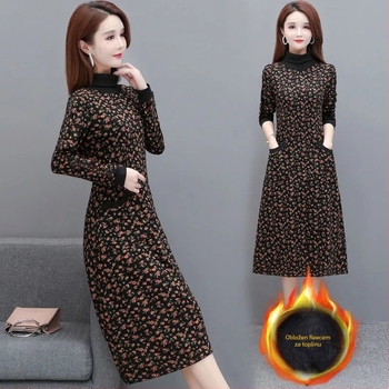 Srednje duga haljina s cvjetnim uzorkom u A-silueti, s visokim ovratnikom i kapuljačom