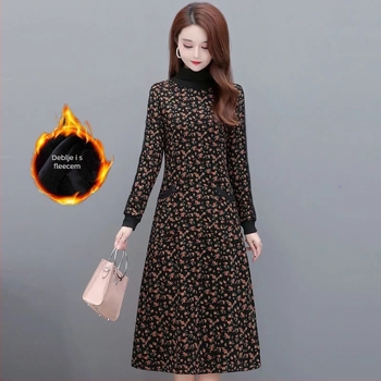 Srednje duga haljina s cvjetnim uzorkom u A-silueti, s visokim ovratnikom i kapuljačom