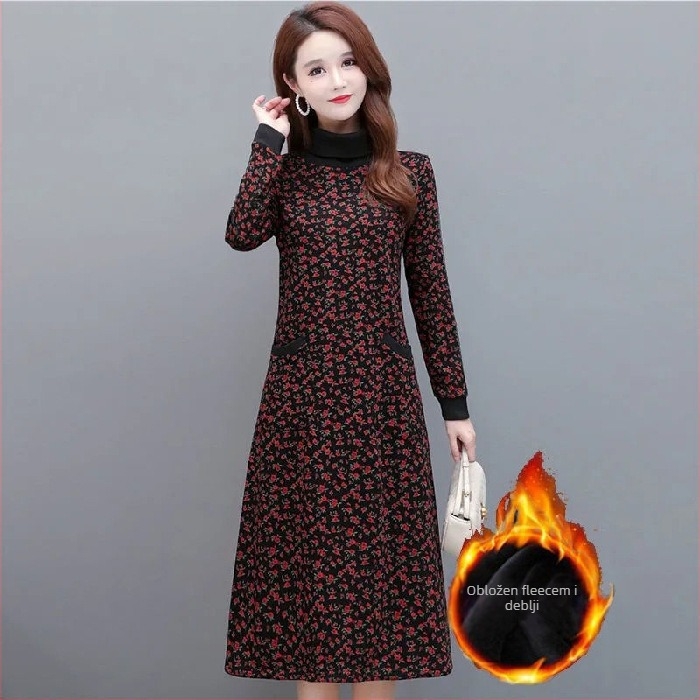 Srednje duga haljina s cvjetnim uzorkom u A-silueti, s visokim ovratnikom i kapuljačom