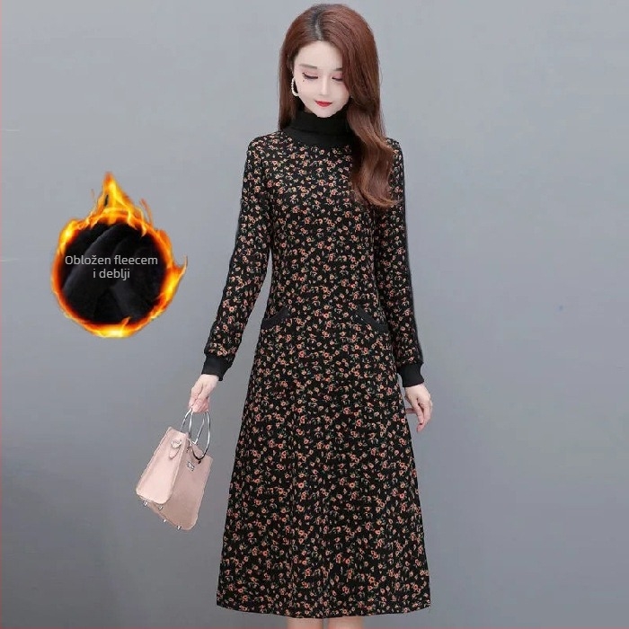 Srednje duga haljina s cvjetnim uzorkom u A-silueti, s visokim ovratnikom i kapuljačom