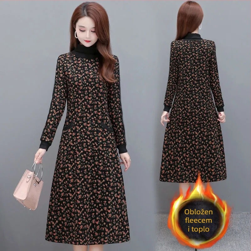 Srednje duga haljina s cvjetnim uzorkom u A-silueti, s visokim ovratnikom i kapuljačom