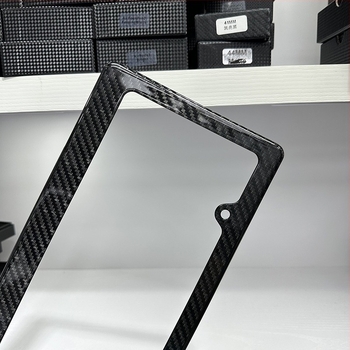 Okvir za registarsku tablicu od karbonskih vlakana, univerzalni model, štiti tablicu, prilagodljiva obrada
