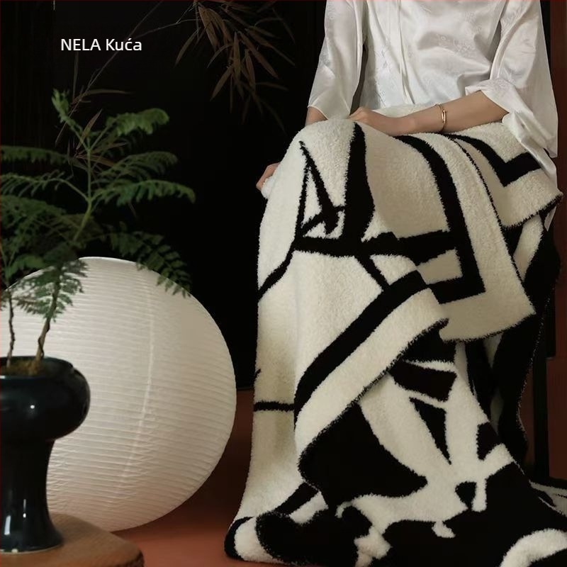 Deka za kauč: džakardno pleteni poliester, geometrijski uzorak, težina 920 g, sezona proljeće–jesen