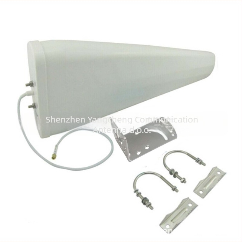 Vanjska usmjerena logaritamska antena, raspon frekvencija 698–960/1710–3800 MHz, dobitak 10–12 dBi, impedancija 50 Ω, VSWR ≤ 1,8