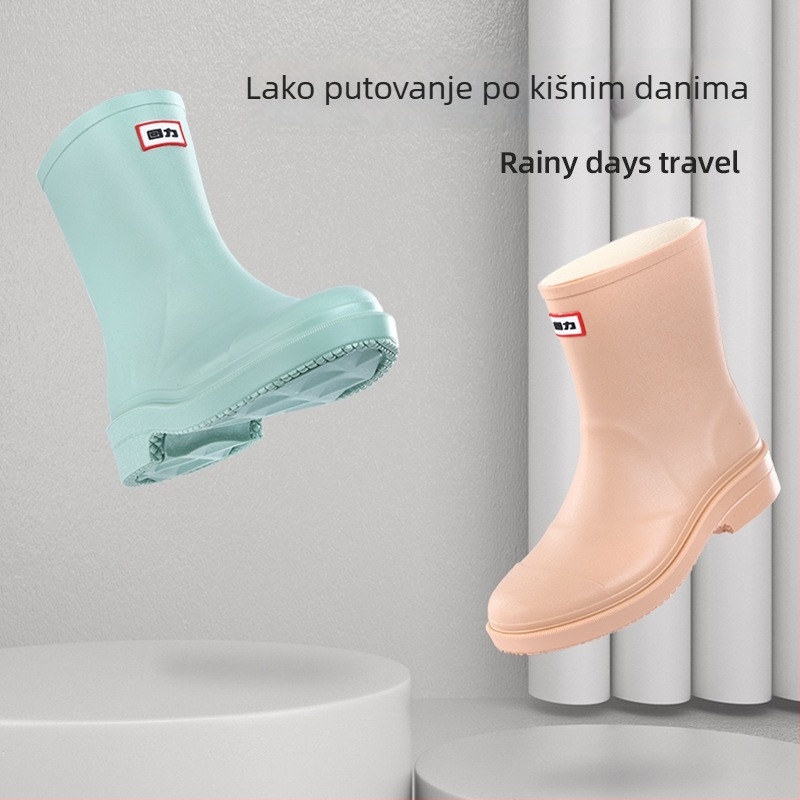 Ženske kišne čizme, vodootporne i protuklizne, gornji dio od plastike, srednja dužina čizme, niski potpetica 1–3 cm, pogodne za cijelu godinu