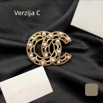 Broš s perlama — dizajn, slova, retro; Materijal: legura; Modeliranje: slova; Obrada: ugradnja perli; Funkcija: dekoracija