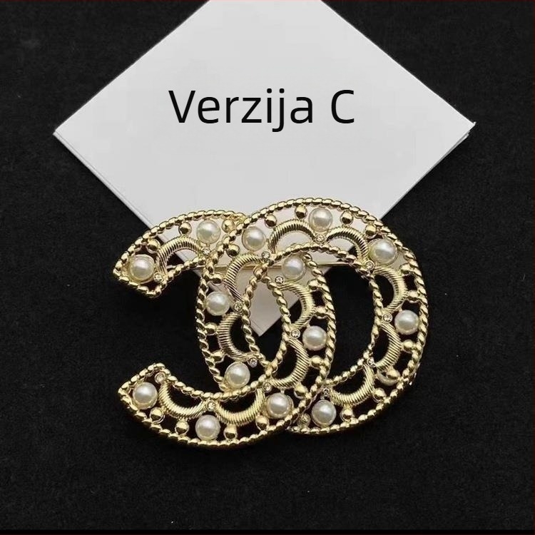 Broš s perlama — dizajn, slova, retro; Materijal: legura; Modeliranje: slova; Obrada: ugradnja perli; Funkcija: dekoracija