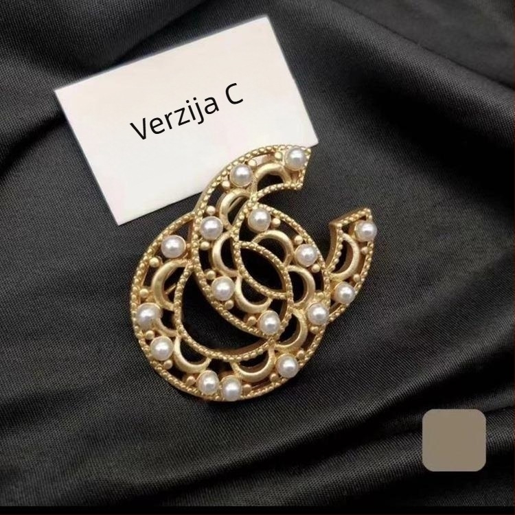 Broš s perlama — dizajn, slova, retro; Materijal: legura; Modeliranje: slova; Obrada: ugradnja perli; Funkcija: dekoracija