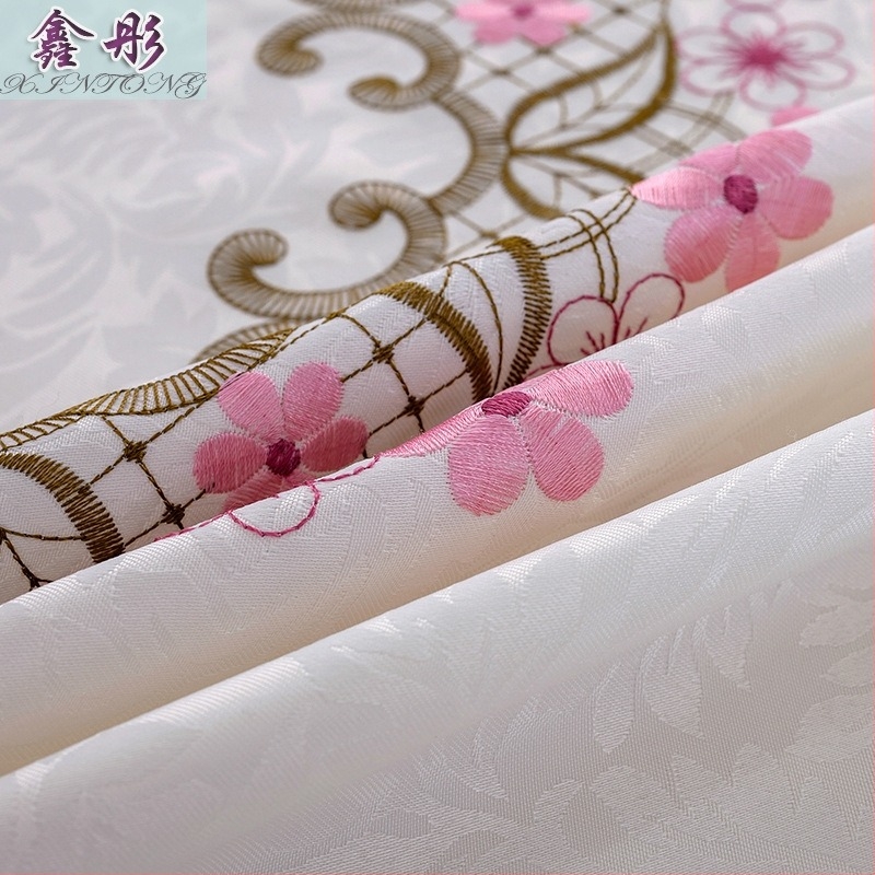 Poliesterska stolnjica, pravokutnog oblika, cvjetni uzorak, otporna na prašinu i dekorativna, svježi i prozračan stil