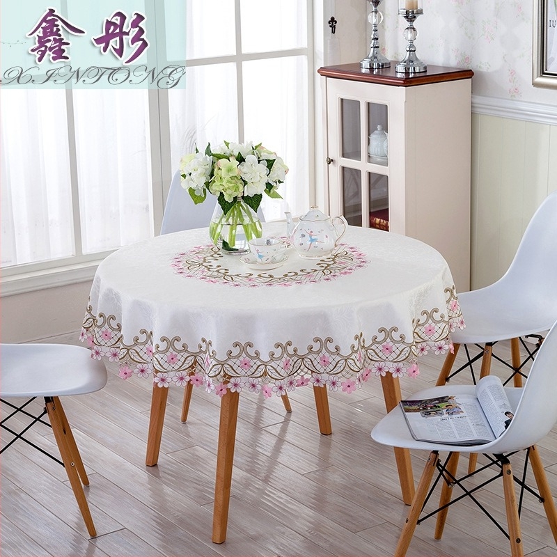 Poliesterska stolnjica, pravokutnog oblika, cvjetni uzorak, otporna na prašinu i dekorativna, svježi i prozračan stil