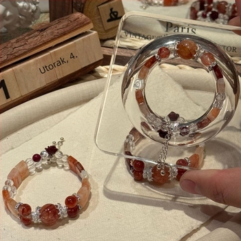 Narukvica s kristalnim perlama, bez bočnih kamenčića, modna jesen 2025