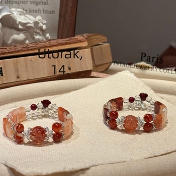 Narukvica s kristalnim perlama, bez bočnih kamenčića, modna jesen 2025